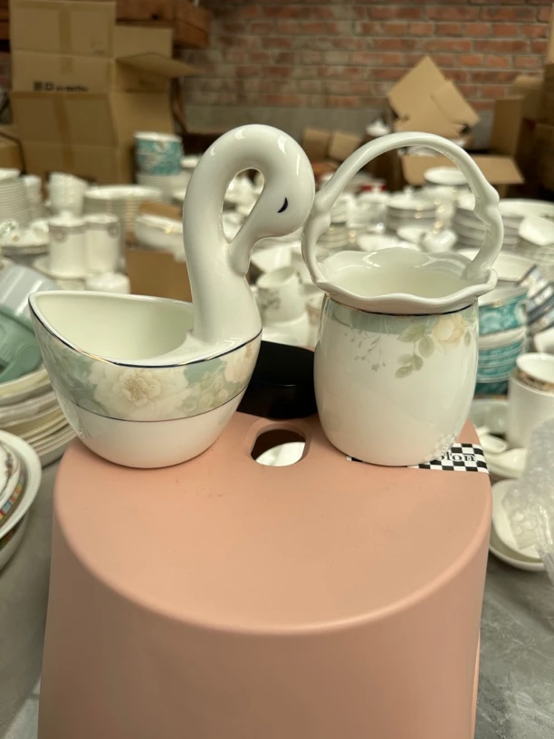 骨瓷碗，天鹅花篮各一个，瑕疵款，介意者勿拍，谢谢