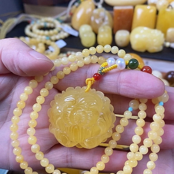 裸石琥珀未镶嵌牡丹花