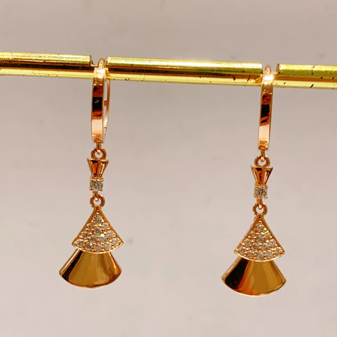 合成锆石18K气质灵动扇形耳扣2.45克