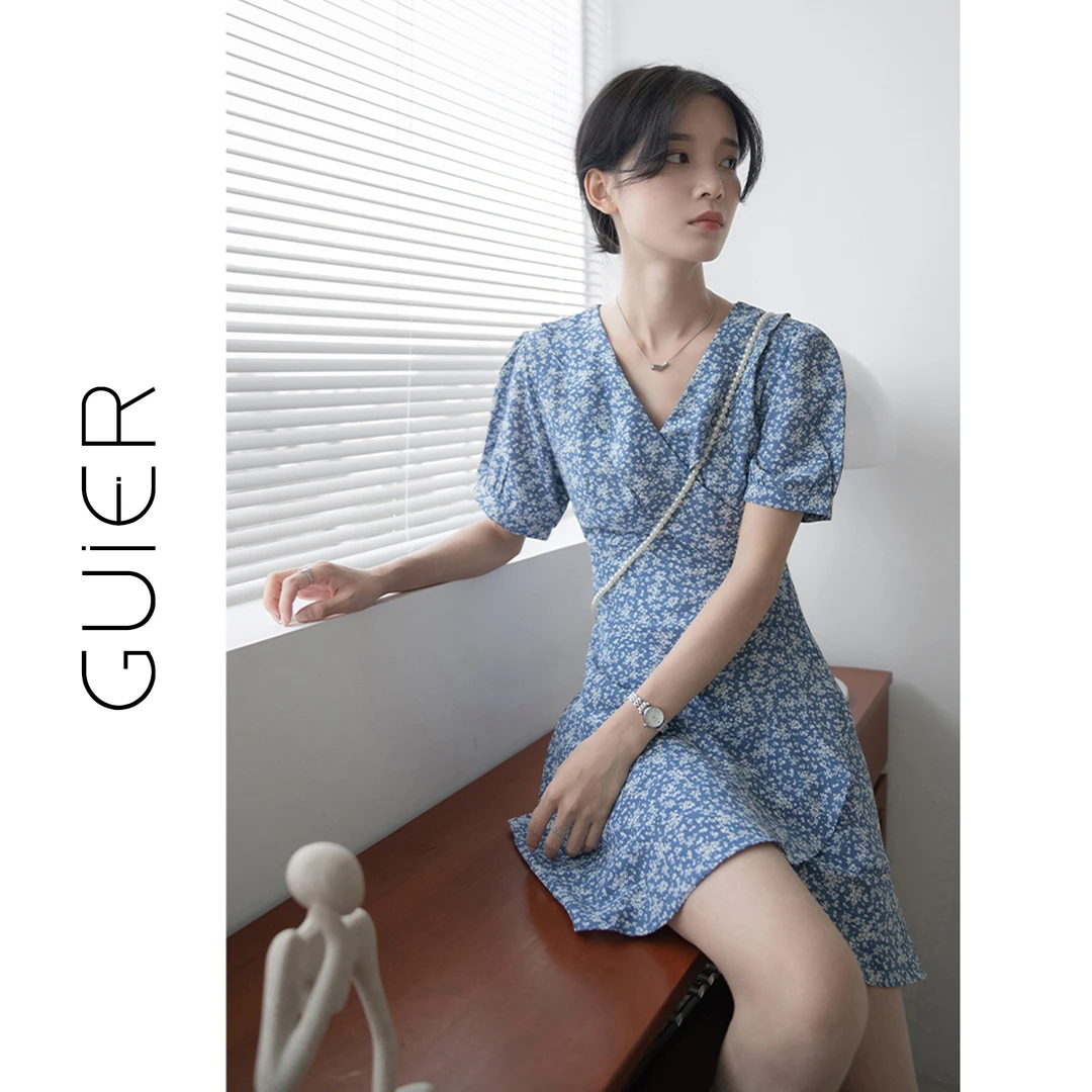 GUIER/桂儿蓝色v领碎花连衣裙新款夏季绑带收腰显瘦清新裙子2285