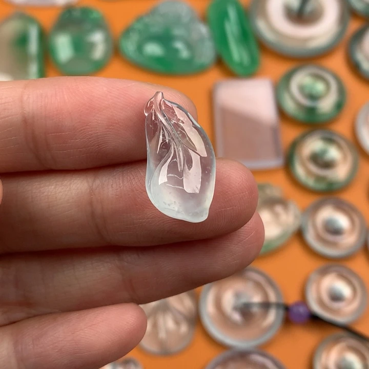 翡翠挂件未镶嵌….