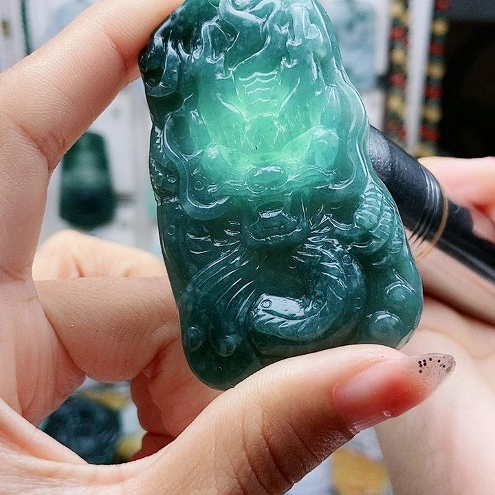 颈饰足铂镶嵌翡翠翡翠