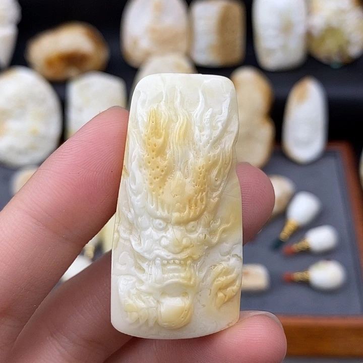 未镶嵌琥珀裸石龙牌a981