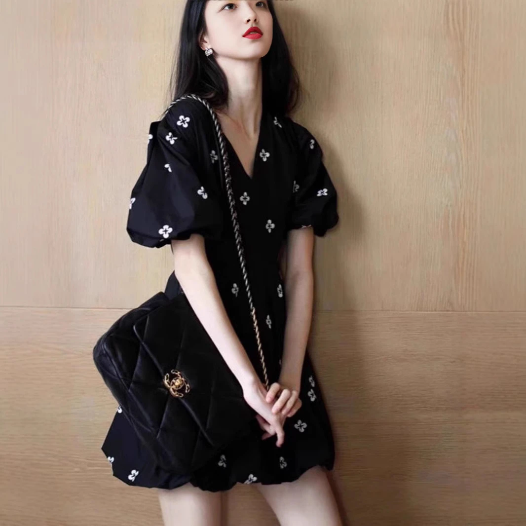 黑色气质夏季花朵短袖领后妈裙子女连衣裙2025年新款小个子减龄