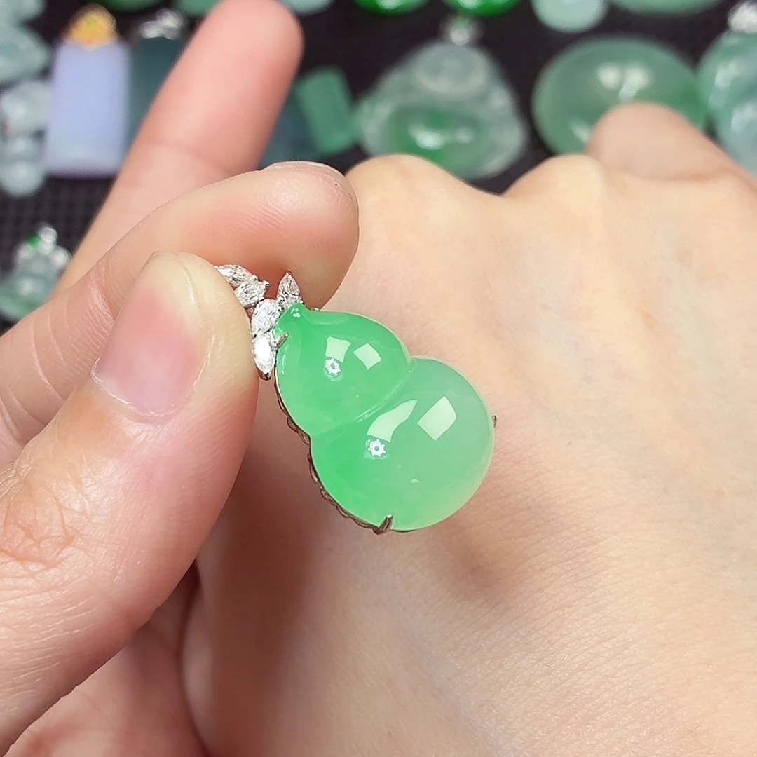 翡翠18K金镶嵌颈饰葫芦20.9mm-15.3mm-6.5mm