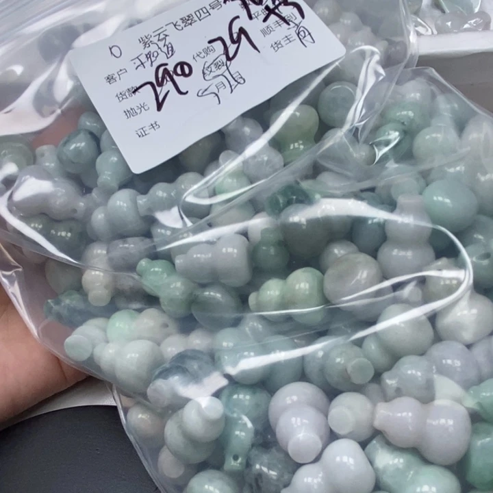 翡翠未镶嵌颈饰不****称翡翠吊坠