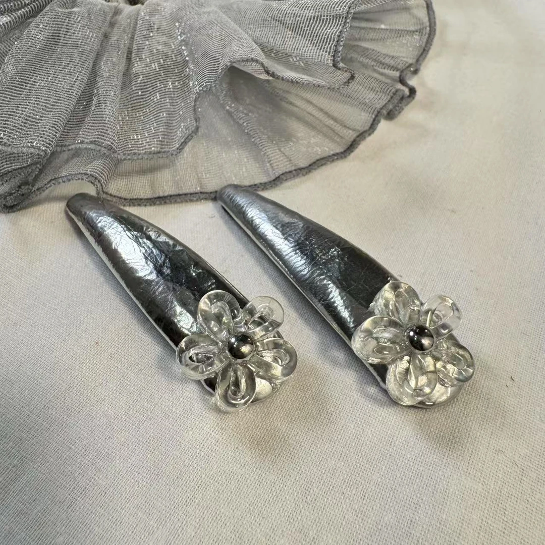 银色瓜子花朵小抓夹一对