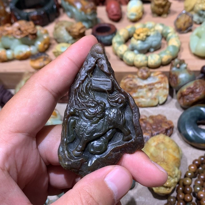 未镶嵌岫岩河磨玉（透闪石质玉）挂件