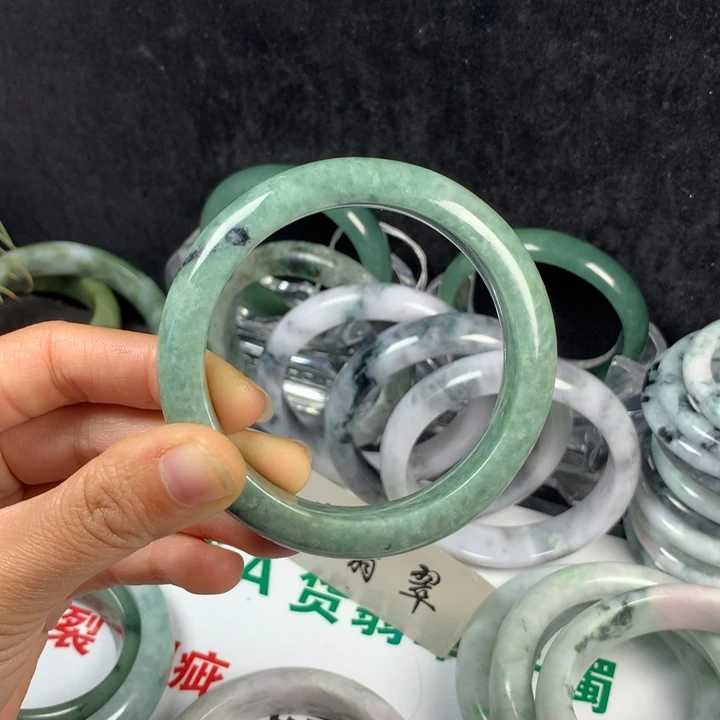 翡翠未镶嵌手镯28号。 68