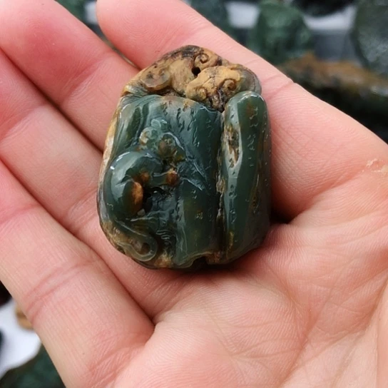 未镶嵌岫岩河磨玉（透闪石质玉）挂件