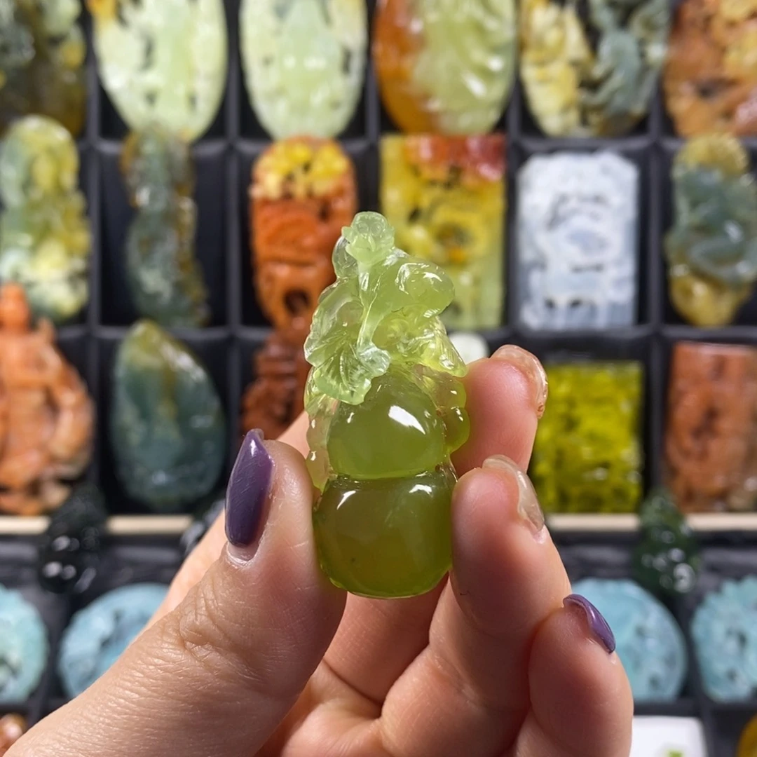 蛇纹石玉颈饰合金