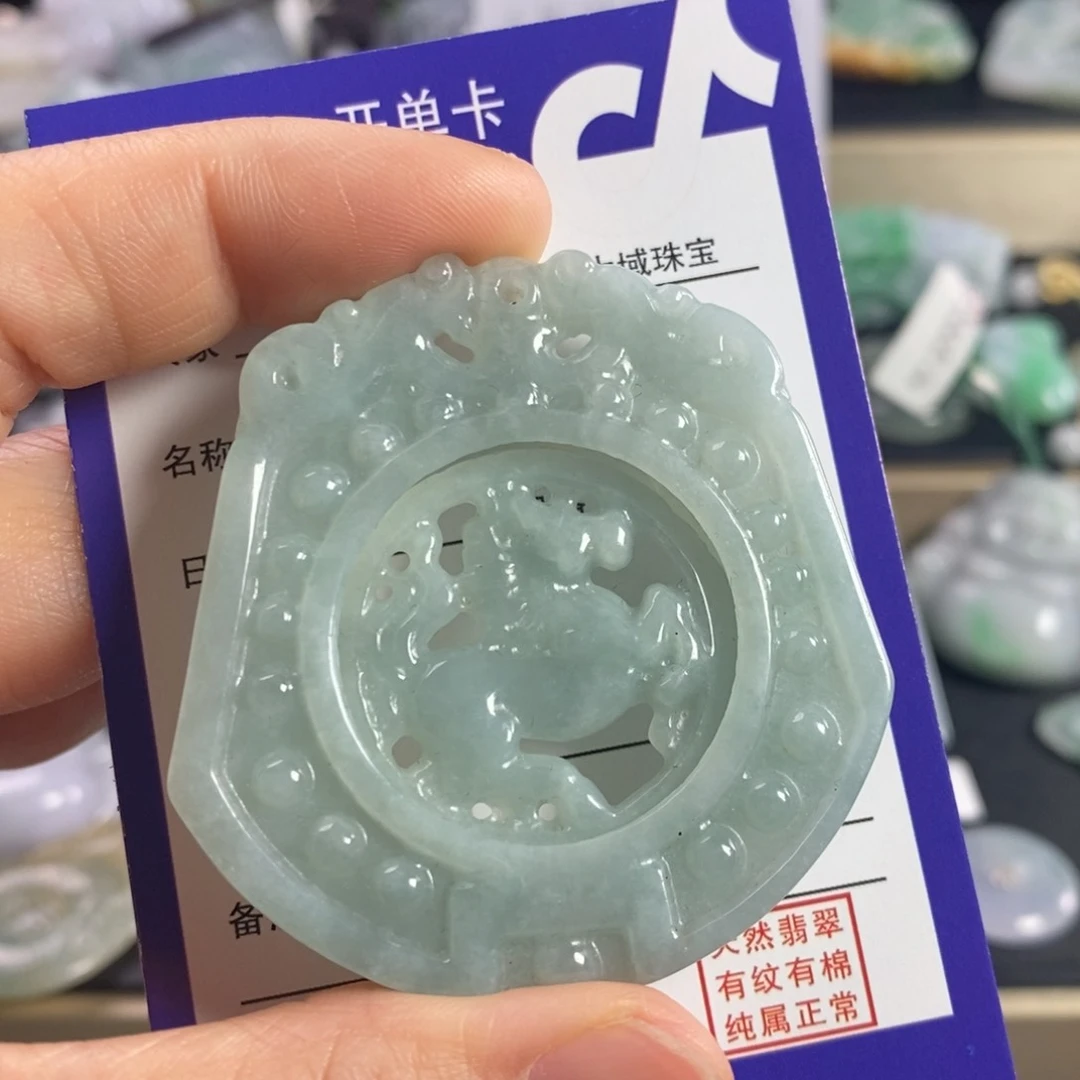 翡翠颈饰未镶嵌马牌