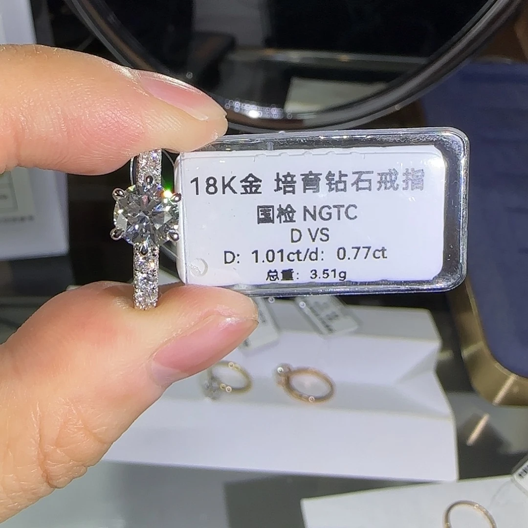 实验室培育钻石18K金镶嵌蕾丝白1卡16圈