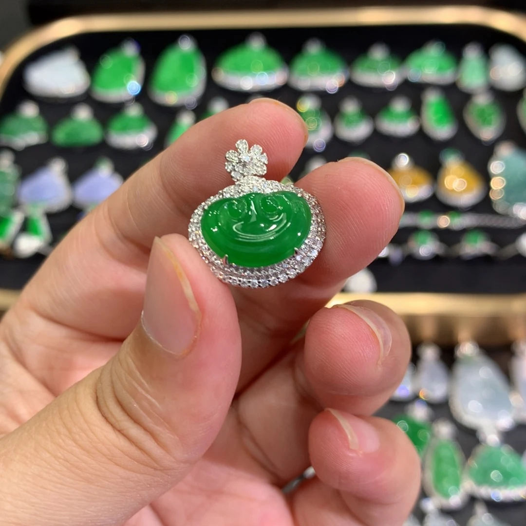 翡翠18K金镶嵌颈饰吊坠
