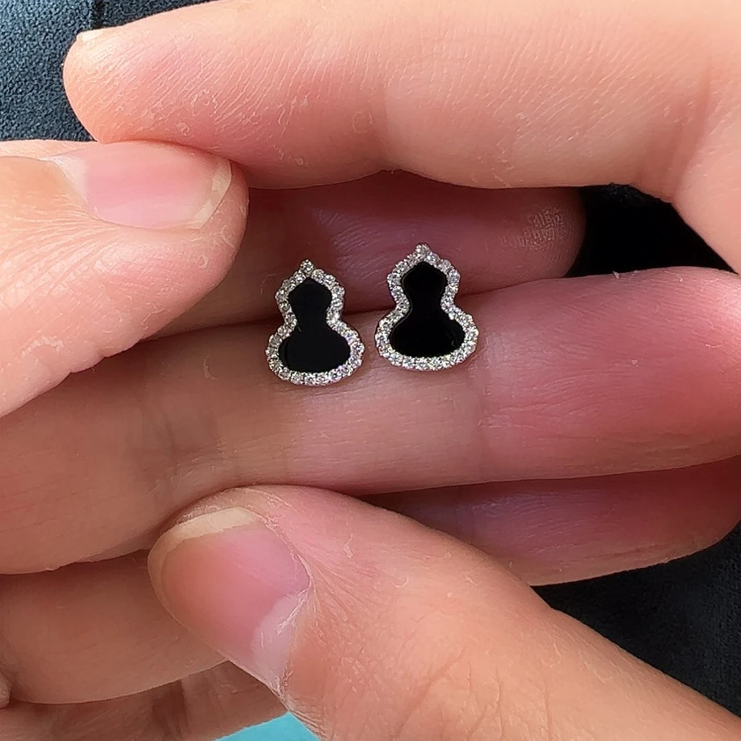 钻石耳饰18K金镶嵌嗯*？一对葫芦直针含堵