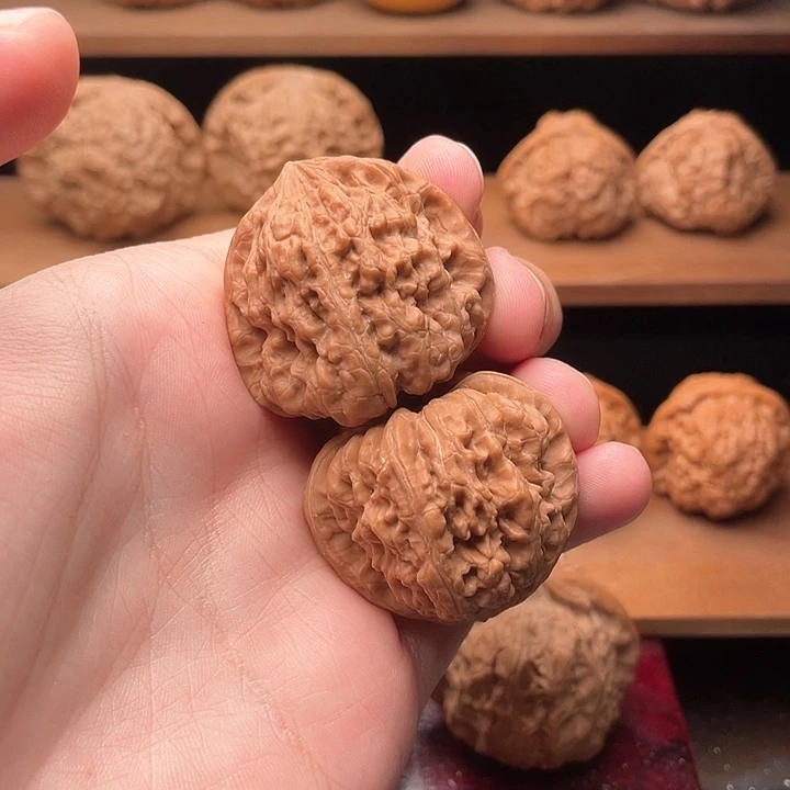 文玩核桃把件38全品山地红皮平谷凹地