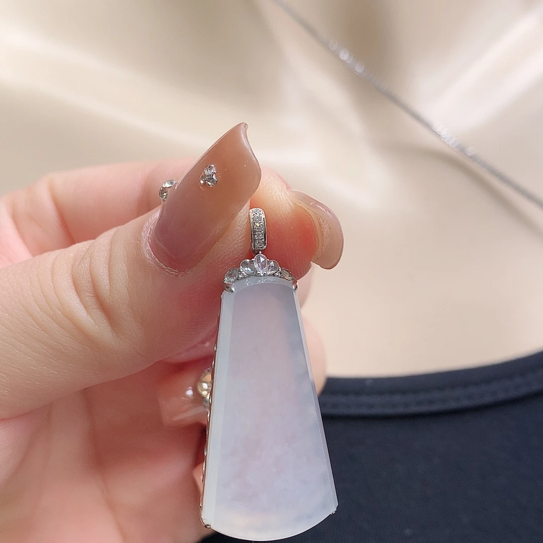 翡翠18K金镶嵌颈饰无事牌