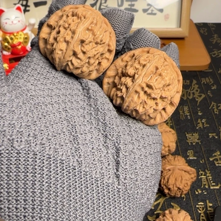 育***_文玩核桃吊坠球白