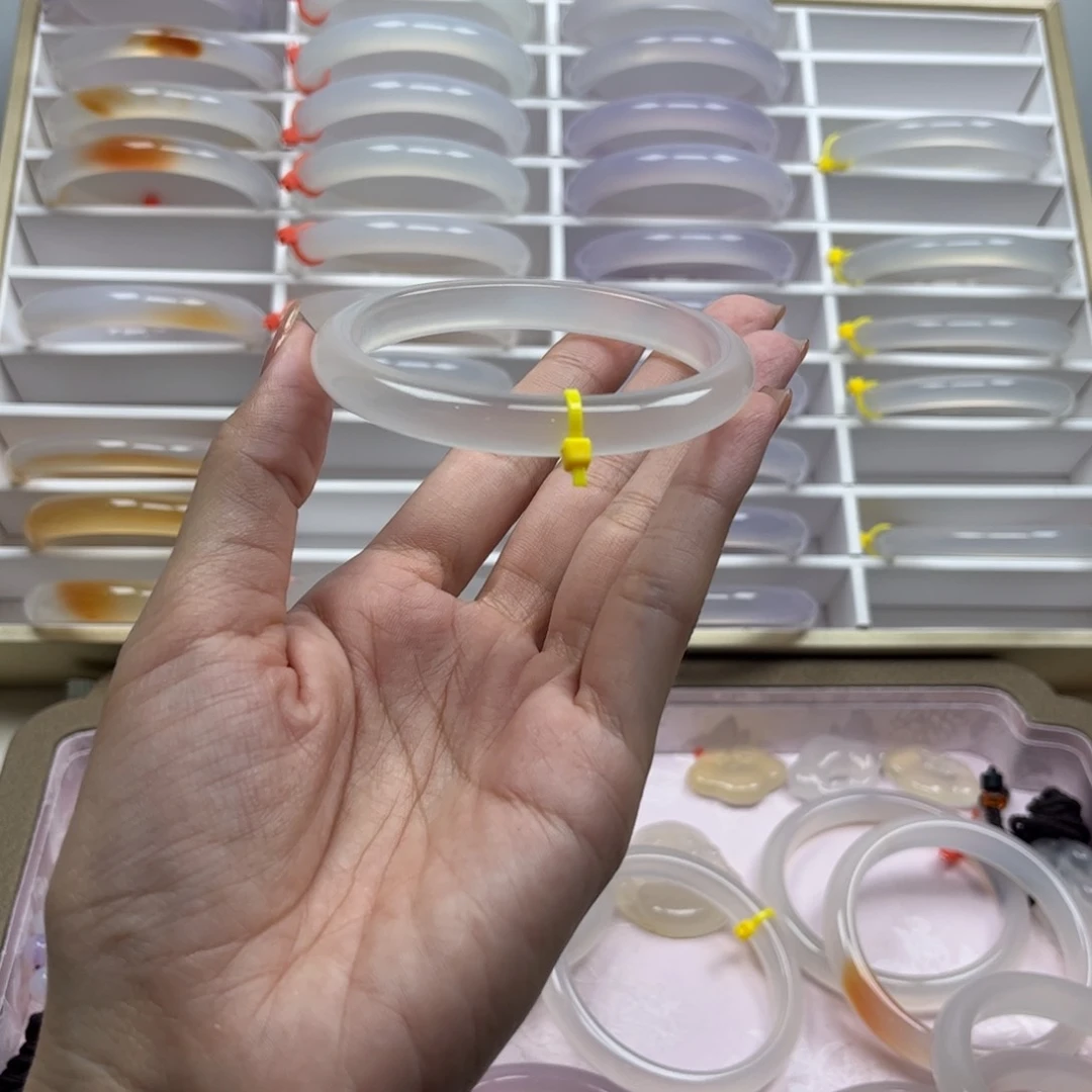 玛瑙/玉髓手镯未镶嵌就****根