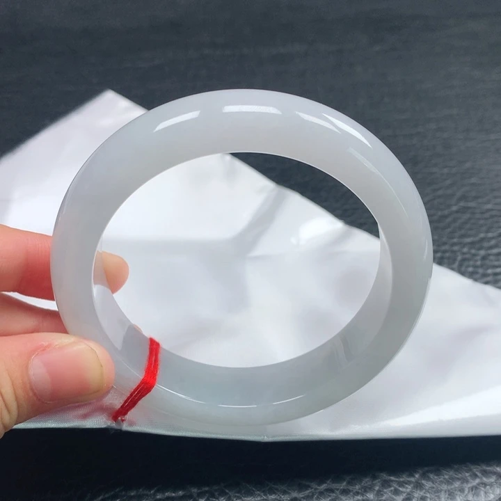 翡翠手镯未镶嵌60圈