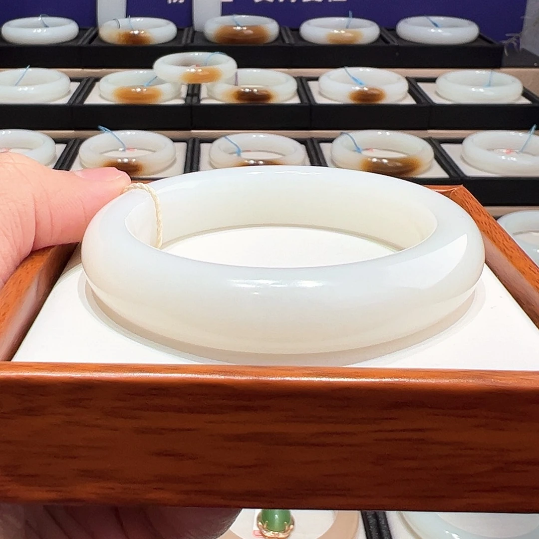 和田玉未镶嵌手镯