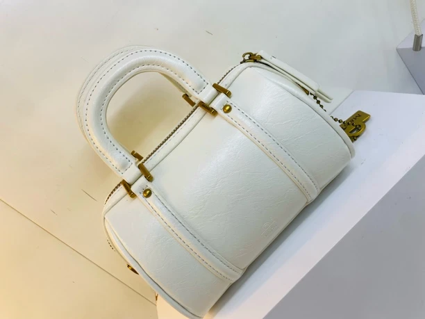 41号：玛莎新款手提枕头包秋冬上新时髦简约百搭个性小众斜跨小包。