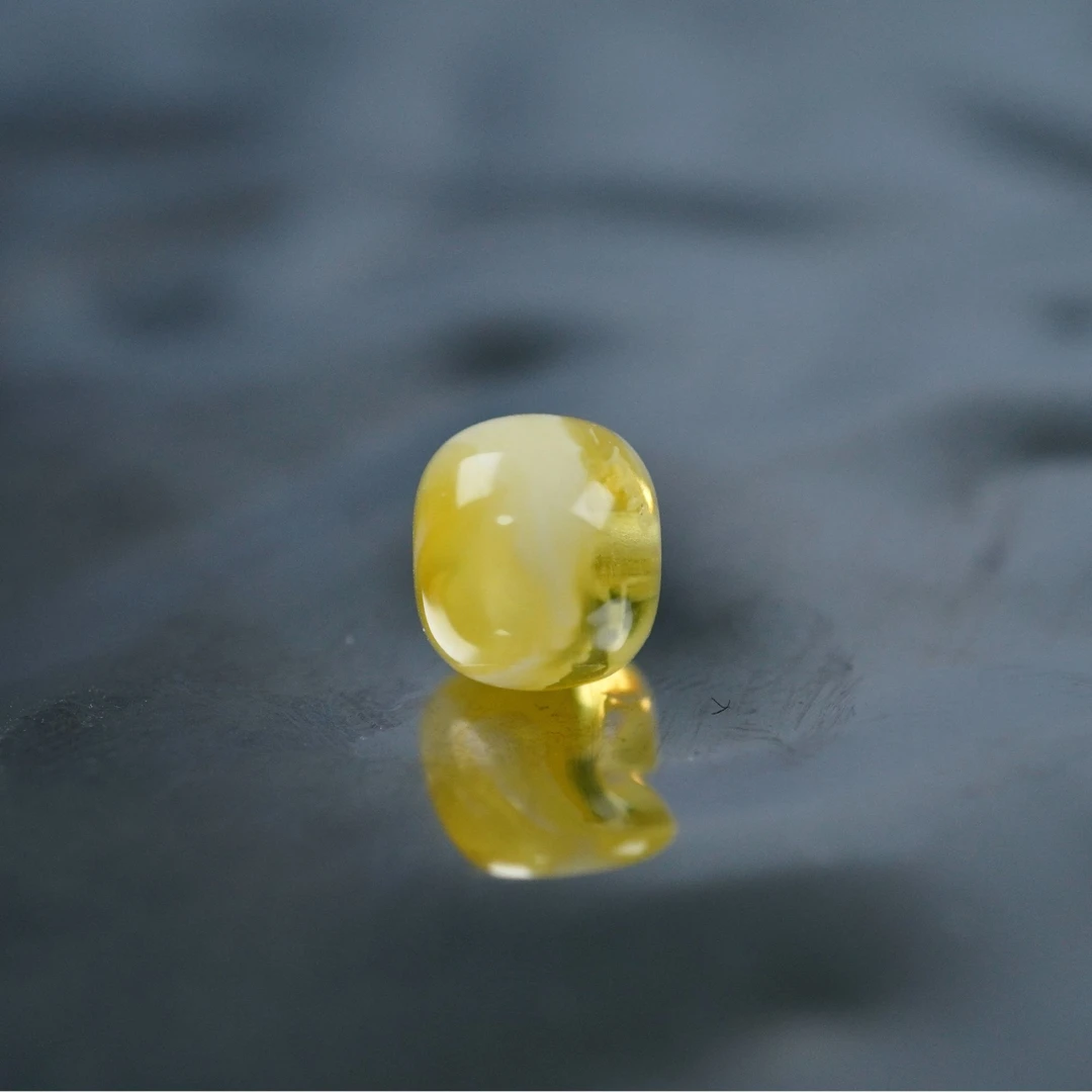 金白溶洞漆白花老型尺寸8.3*7.4mm天然琥珀蜜蜡文玩配饰