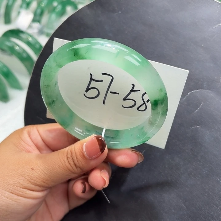 未镶嵌手镯石英质玉（非洲翠）