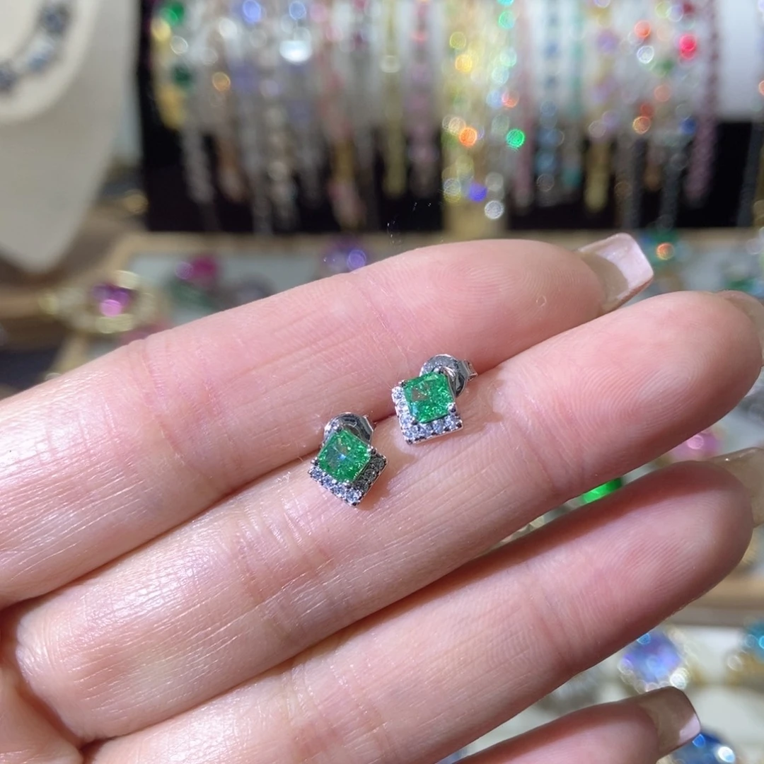 66锆石（处理）耳钉