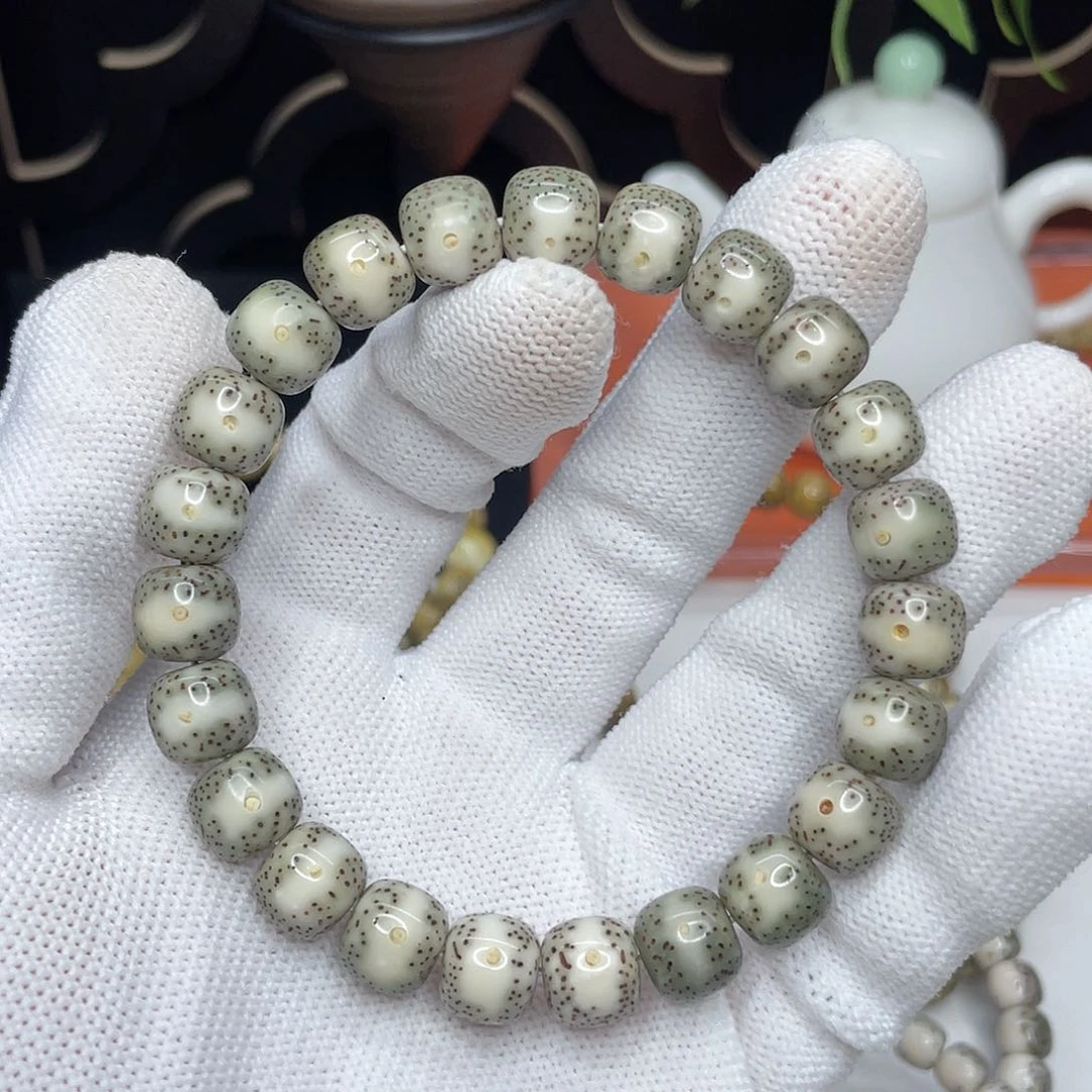 星月菩提吊坠09。10/9绿包白通体留白一线天