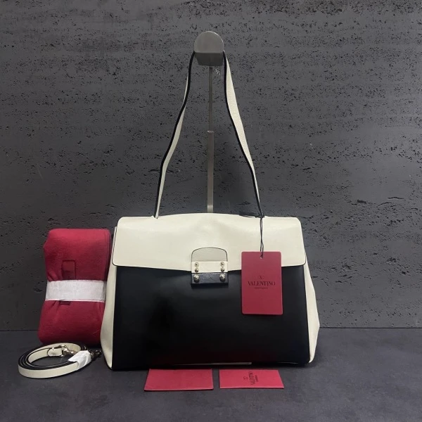 妃鱼/华伦天奴/95新/包包/市场价15500/250120RN0002