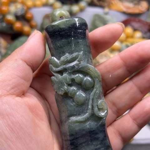 未镶嵌岫岩河磨玉（透闪石质玉）把件