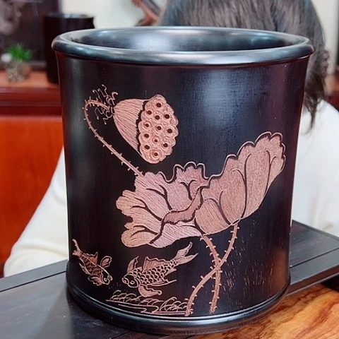 染料紫檀（血檀）血檀线雕鱼戏荷叶。。