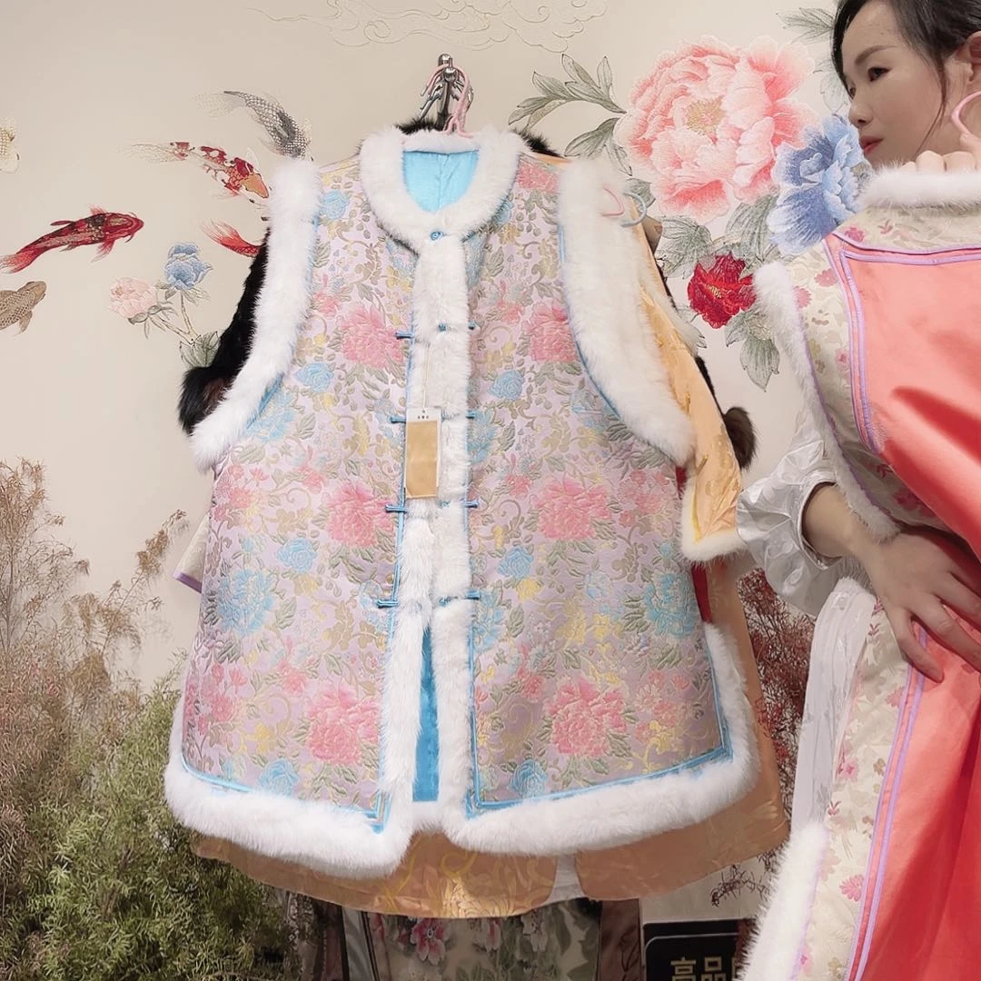 织绣圆领对开毛毛边氛围感云锦马甲