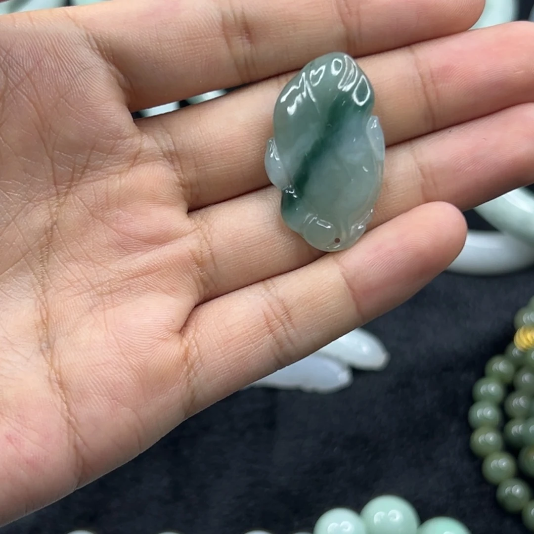 翡翠未镶嵌颈饰叶子