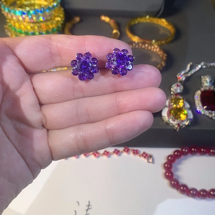 非金属06耳钉。