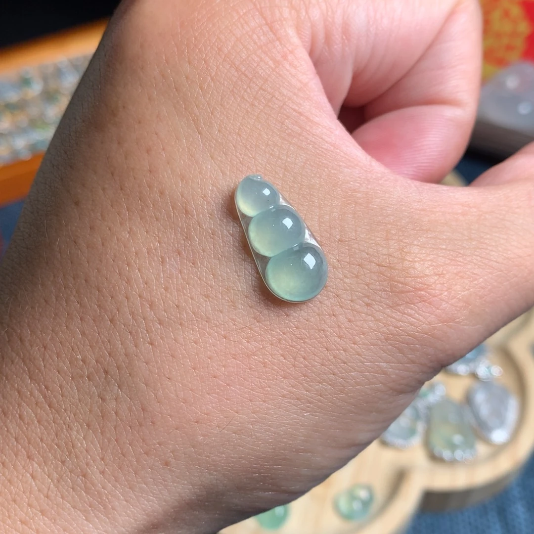 翡翠未镶嵌颈饰豆子