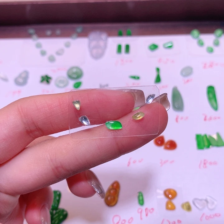 翡翠未镶嵌颈饰随形