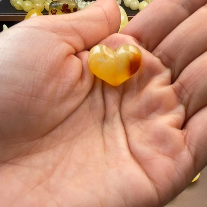 琥珀未镶嵌颈饰蜜蜡