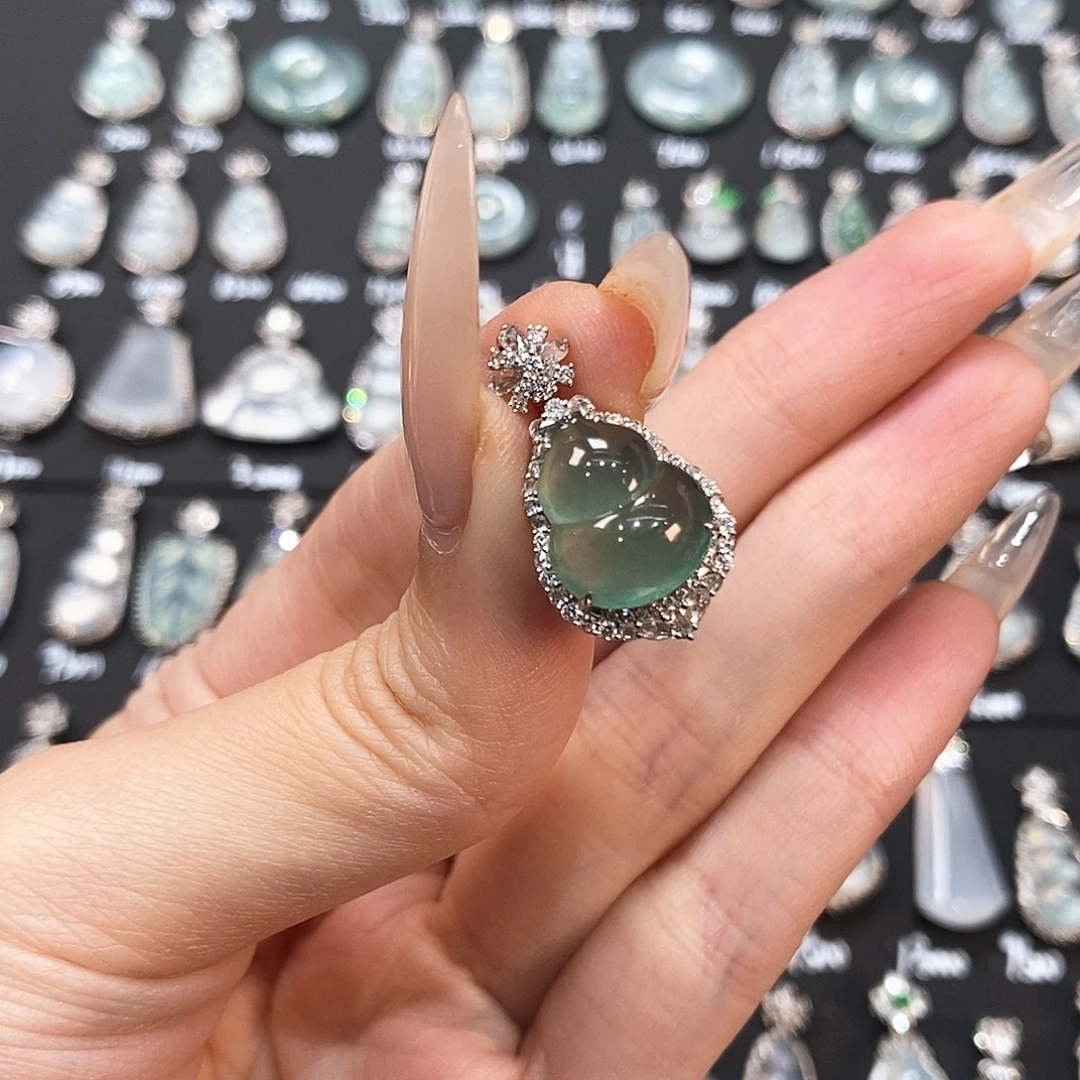 翡翠18K金镶嵌颈饰