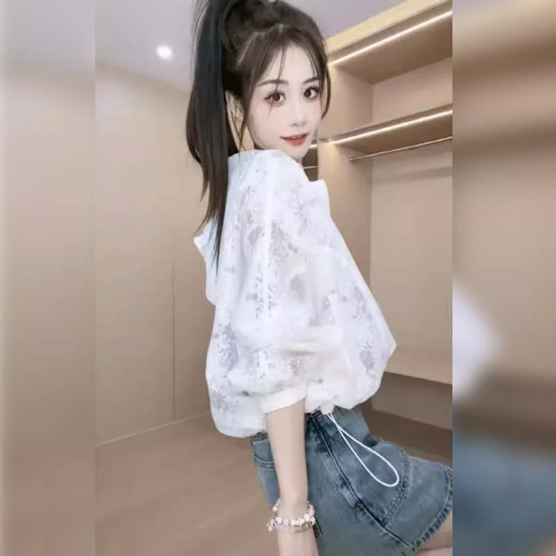 今年流行的爆款外套女款2025新款夏季镂空轻薄透气休闲时髦防晒衣