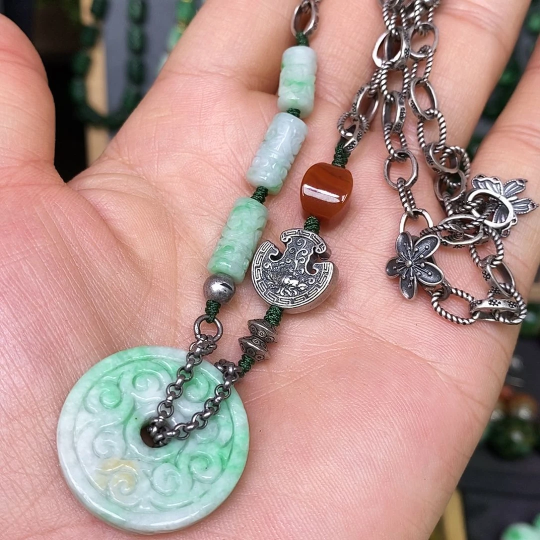 颈饰未镶嵌翡翠漂亮美眉