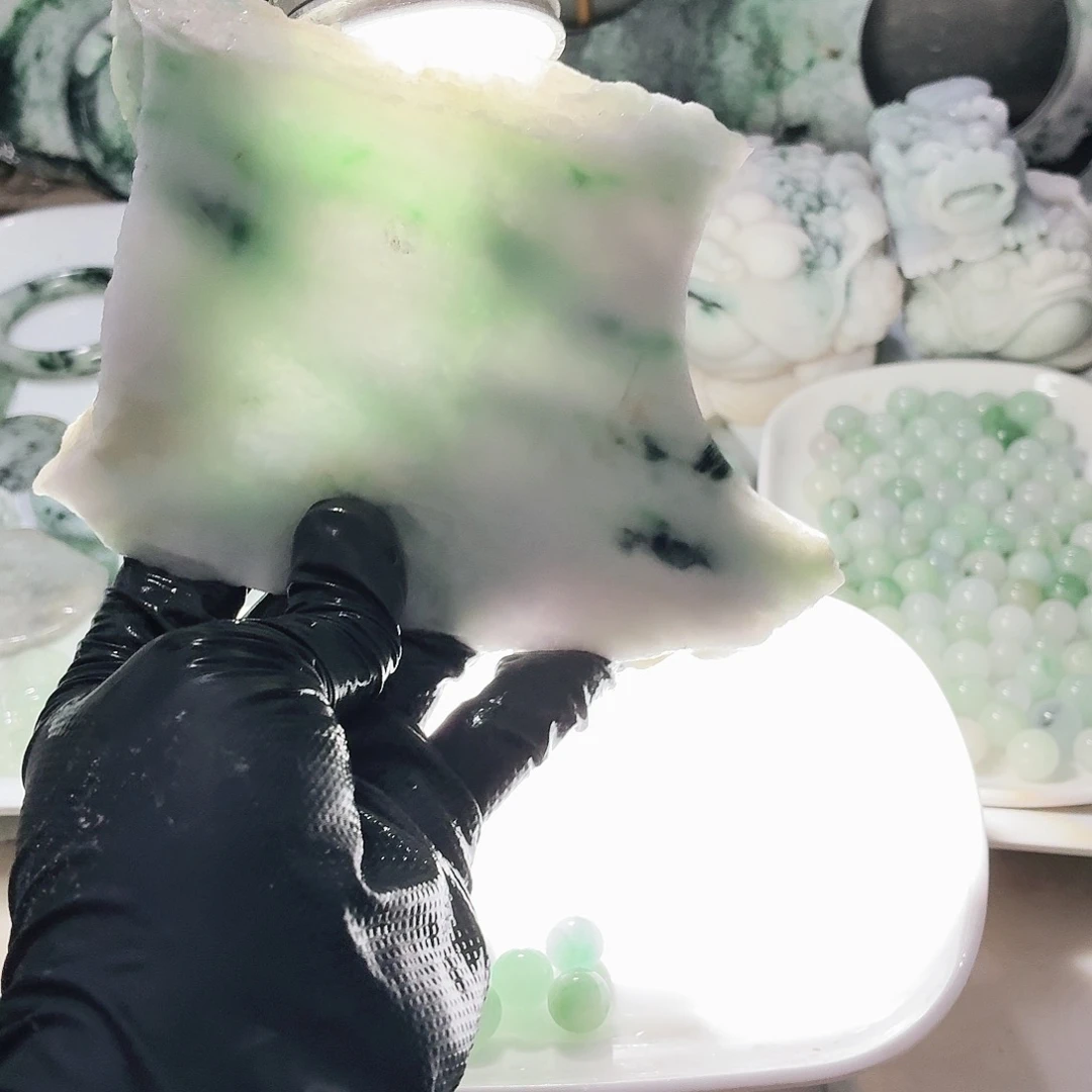 翡翠未镶嵌颈饰边角料