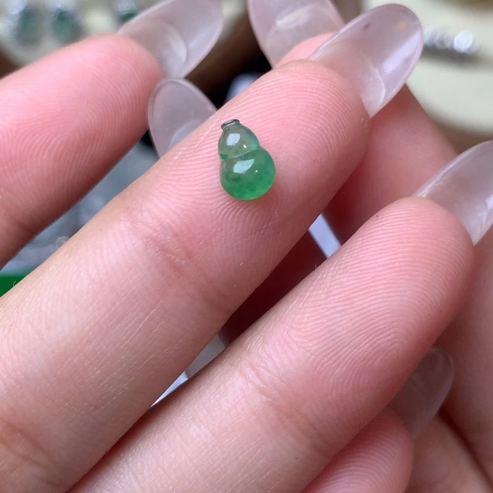 翡翠未镶嵌颈饰行*葫芦