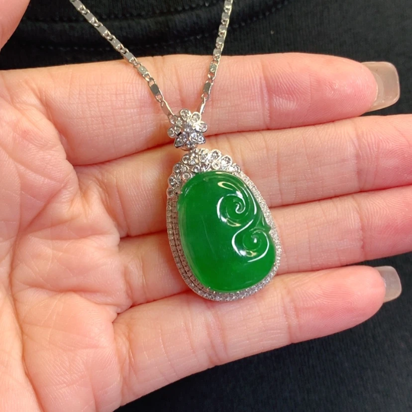 【闪购商品】颈饰18K金镶嵌翡翠如意