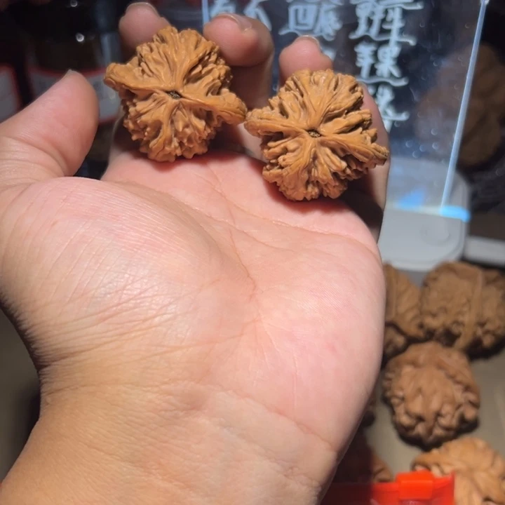 M***K吊坠文玩核桃39家虎头微磕尖