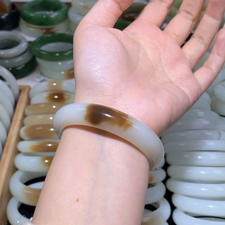 和田玉手镯未镶嵌糖白