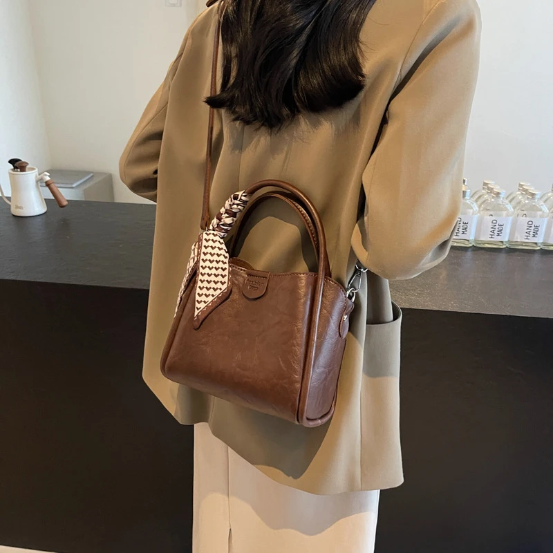 棕色美拉德复古手提搭标黑白挂带时尚单肩斜跨包真皮