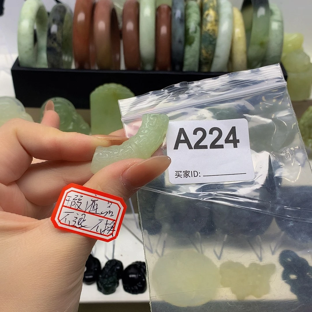 蛇纹石玉颈饰未镶嵌