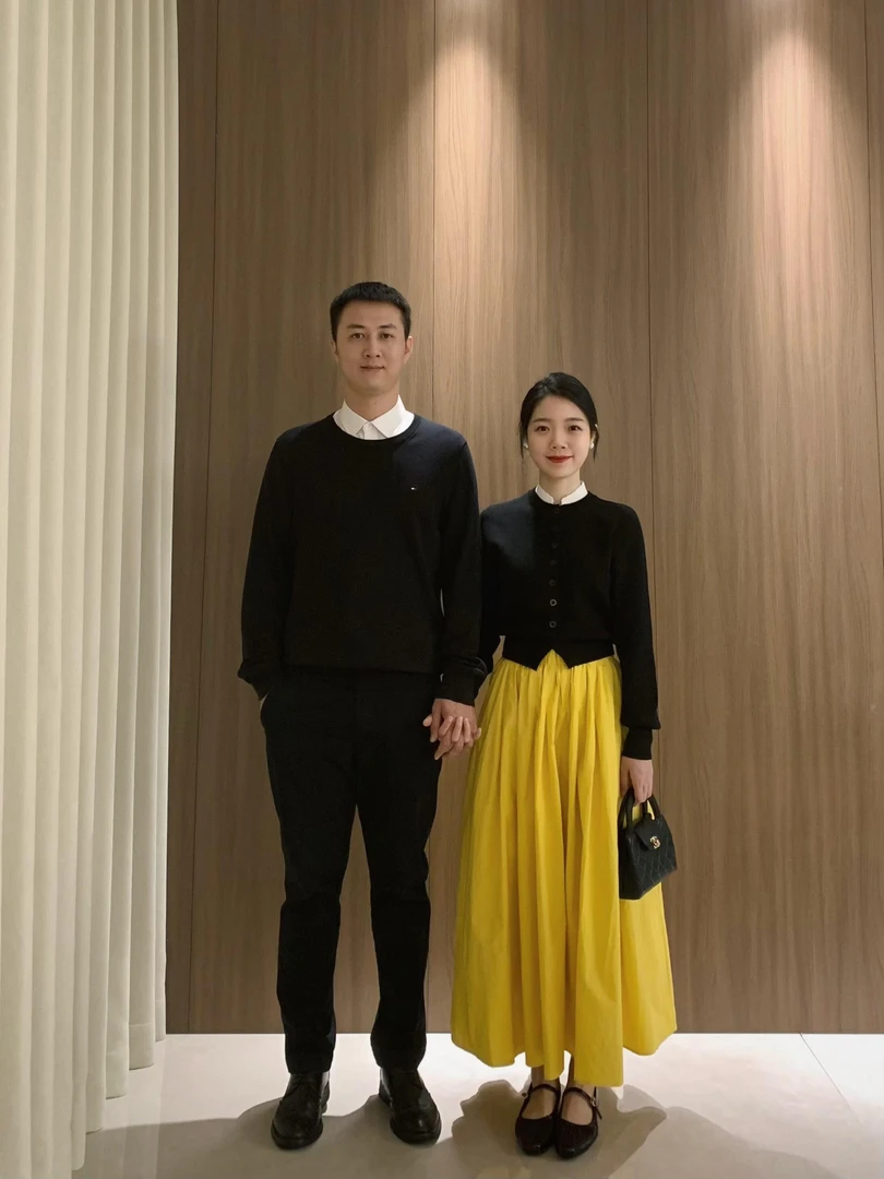2025早秋新款韩系简约气质黑色针织开衫黄色半身裙两件套